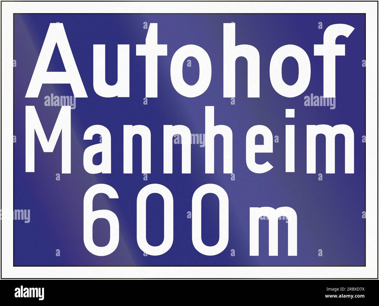 Panneau routier allemand annonçant un service routier hors route (Autohof). Banque D'Images