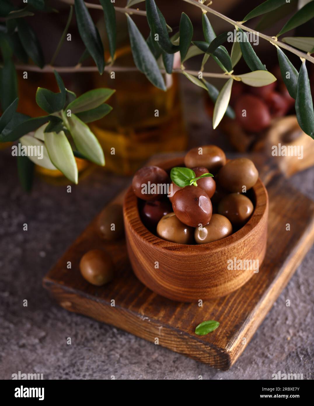 olives biologiques marinées dans un bol en bois Banque D'Images