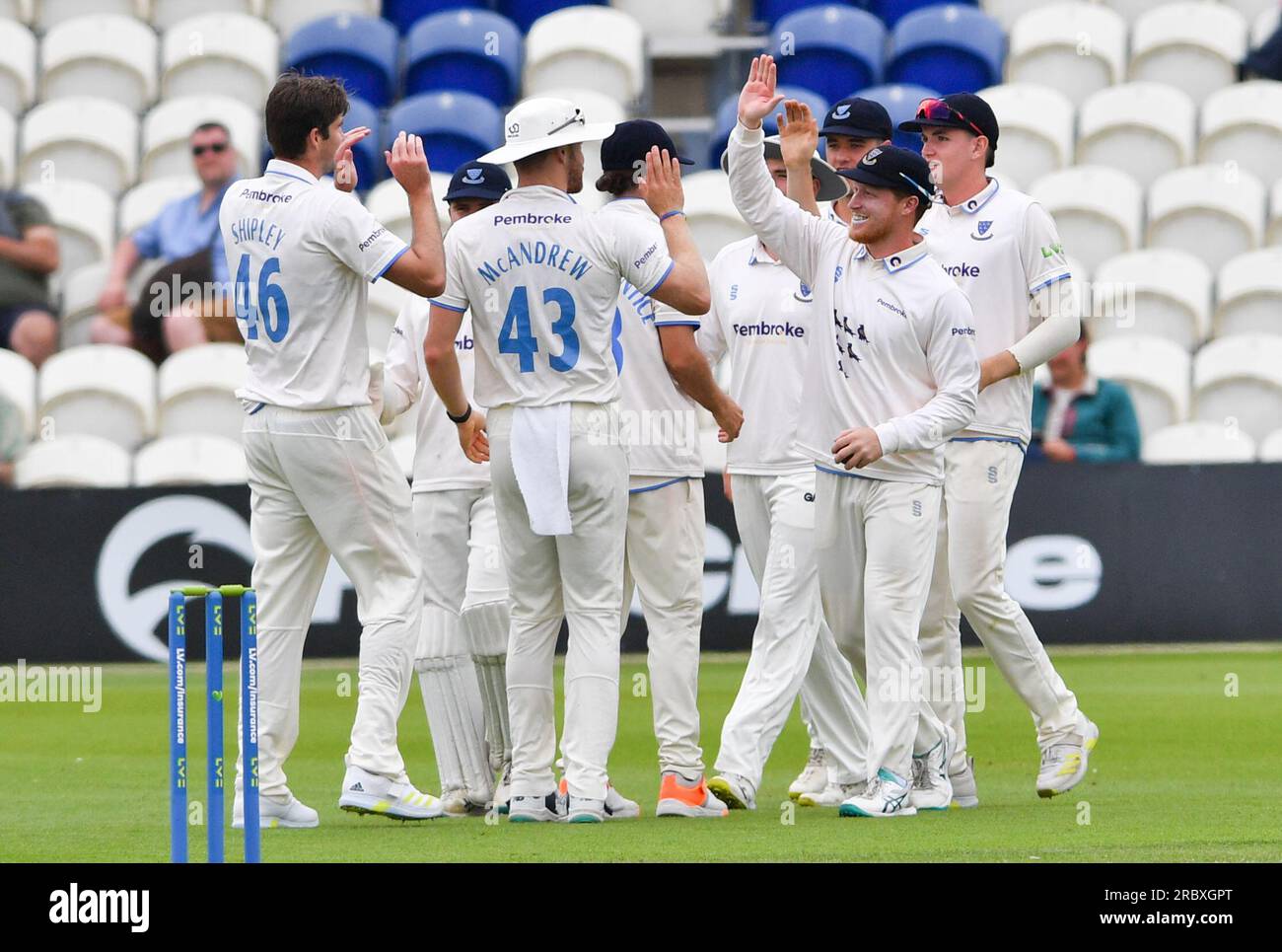 Hove Royaume-Uni 11 juillet 2023 - Sussex célèbre alors que Tom Alsop (2e à partir de la droite) rattrape Luis Reece du Derbyshire hors du bowling de Henry Shipley pour 23 runs pendant la deuxième journée du match de cricket LV= Insurance County Championship au 1e Central County Ground à Hove : Crédit Simon Dack /TPI/ Alamy Live News Banque D'Images