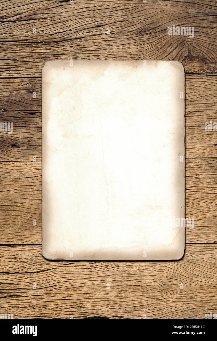 Vieux fond de texture de papier vintage sur planche de bois Banque D'Images