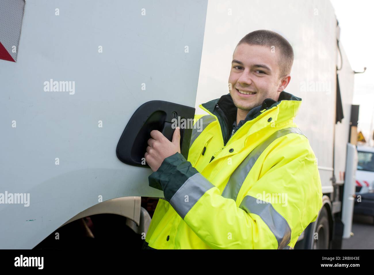 collecteur d'ordures souriant à côté du camion Banque D'Images