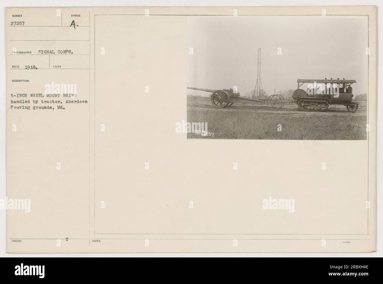 Une artillerie montée sur roues de 5 pouces manipulée par un tracteur à Aberdeen Proving Grounds, Maryland en 1918. Cette photo porte le numéro 27257 et a été prise par le signal corps. La légende mentionne également l'utilisation du symbole A et de la note « PATEST 1 ». Banque D'Images