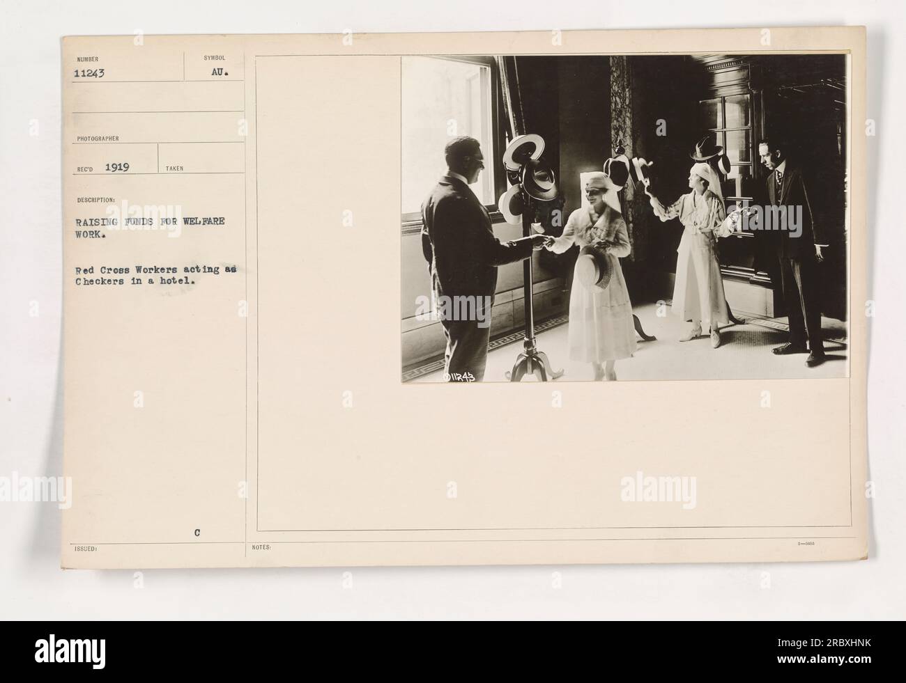 Les travailleurs de la Croix-Rouge agissant en tant que contrôleurs collectent des fonds pour le travail social dans un hôtel. La photo a été prise en 1919 et porte le numéro 111-SC-11243. Les initiales CD du photographe sont incluses dans la description. Le symbole de la Croix-Rouge est visible sur l'image. Banque D'Images