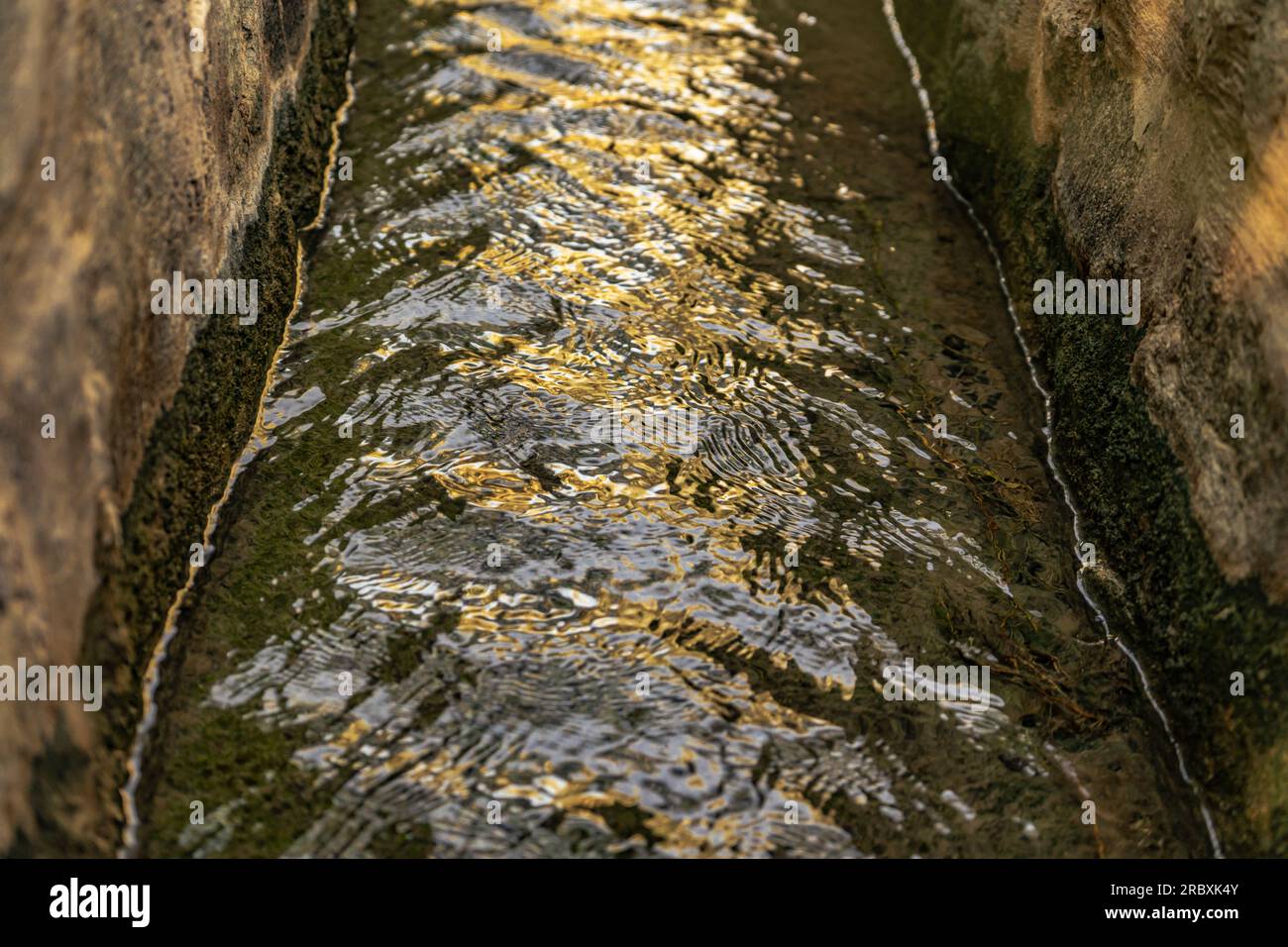 Canal d'eau Al falaj en gros plan. Banque D'Images