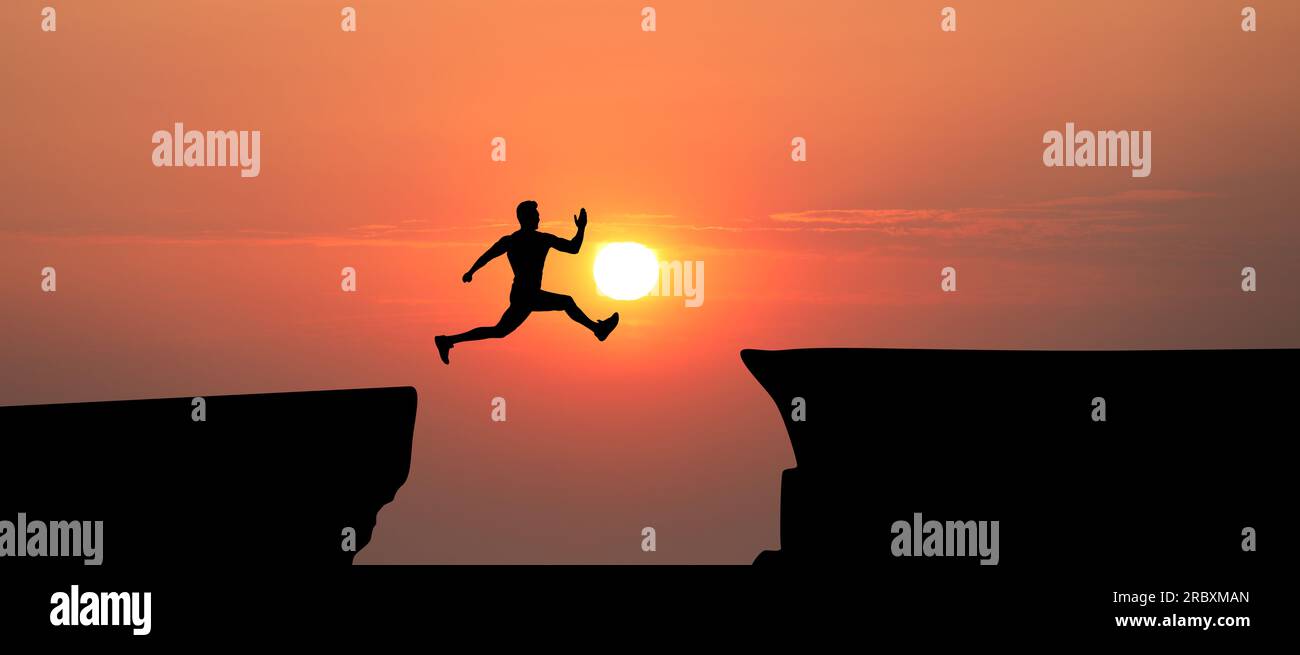 Concept d'atteindre les objectifs de vie et d'affaires. Silhouette d'homme sautant par-dessus le gouffre au lever du soleil Banque D'Images