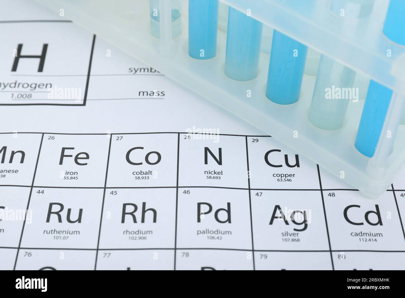 Tubes à essai en rack sur le tableau périodique des éléments chimiques, gros plan Banque D'Images