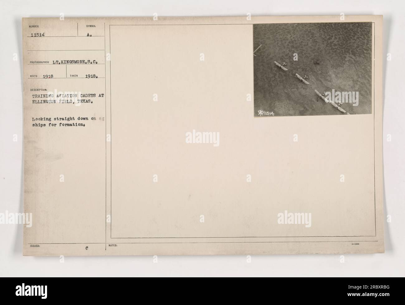 Des cadets de l'aviation à Ellington Field à Houston, Texas, s'entraînent à la formation de navires. Cette photographie, numérotée 11514, a été prise en 1918 par le lieutenant Kingsmore de la S.C. A. elle capture une vue droite des cadets au sol, formant un motif rappelant les navires. Banque D'Images