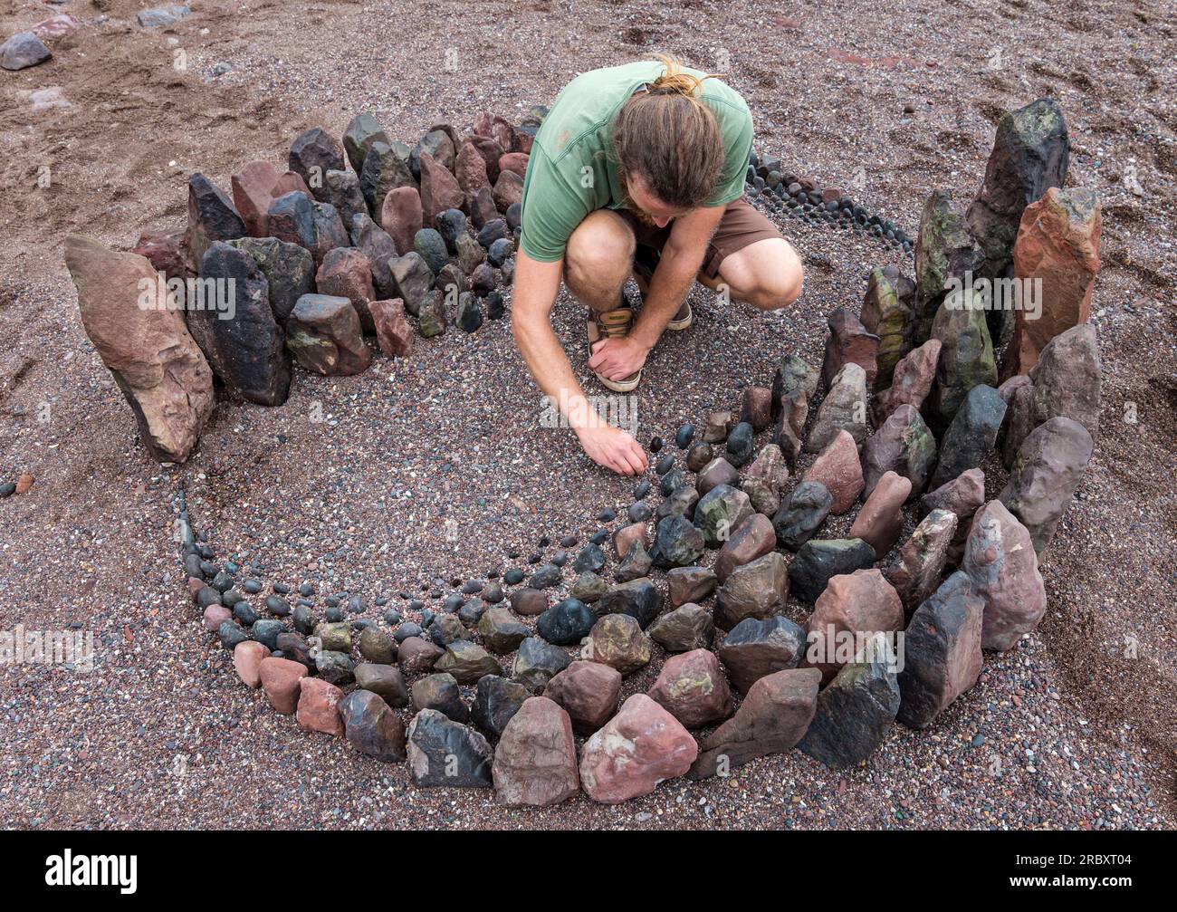 Le Land artiste Jon Foreman crée une sculpture sur pierre ou pierre, European Land Art Festival, Dunbar, East Lothian, Écosse, Royaume-Uni Banque D'Images