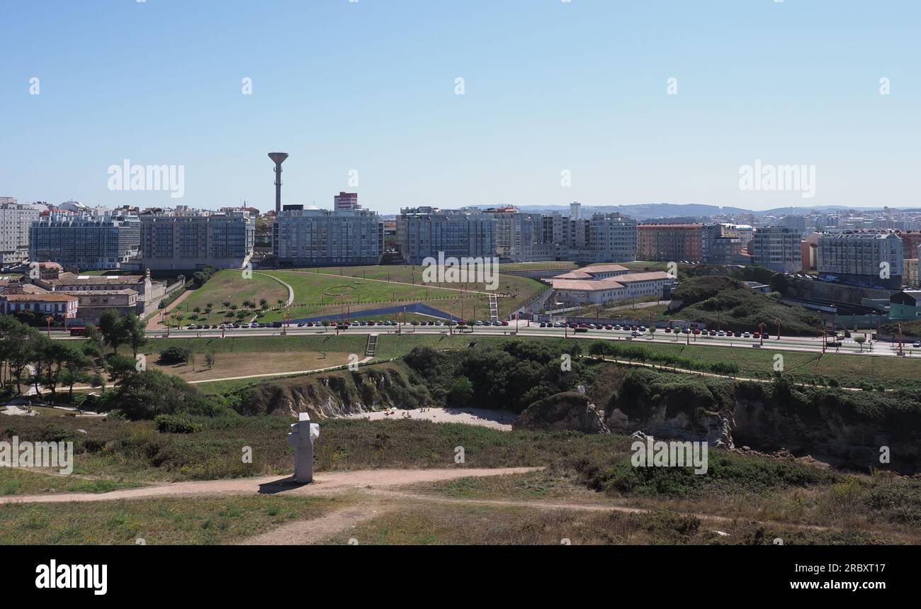 Banlieue de l'europe Une ville de Corogne dans le district de Galice en Espagne, ciel bleu clair en 2019 chaude journée d'été ensoleillée le septembre. Banque D'Images