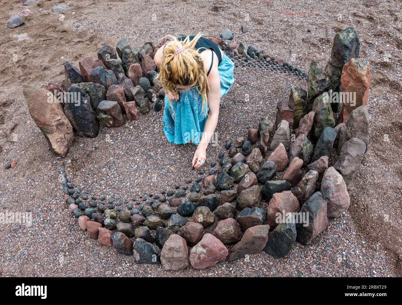 Un Land artist crée une sculpture en pierre, European Land Art Festival, Dunbar, East Lothian, Écosse, Royaume-Uni Banque D'Images