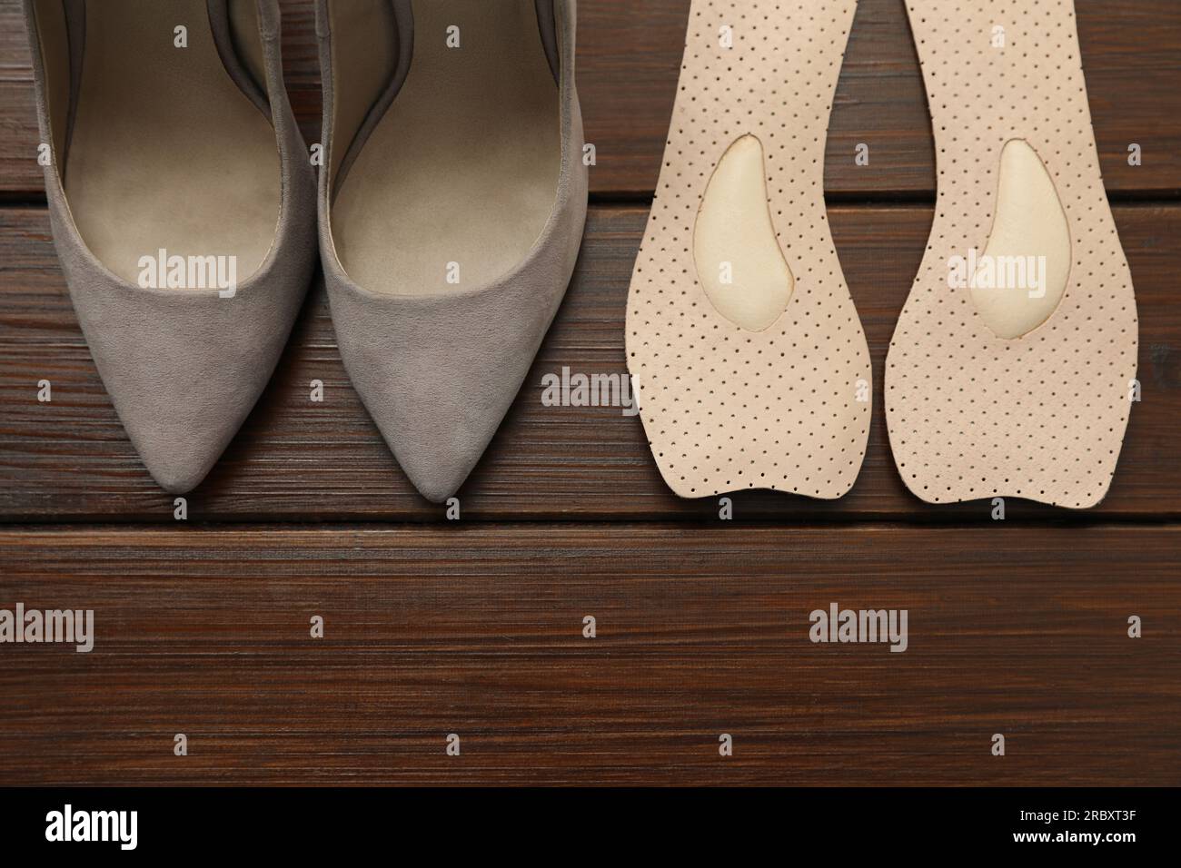 Semelles orthop diques pr s des chaussures talons hauts sur le