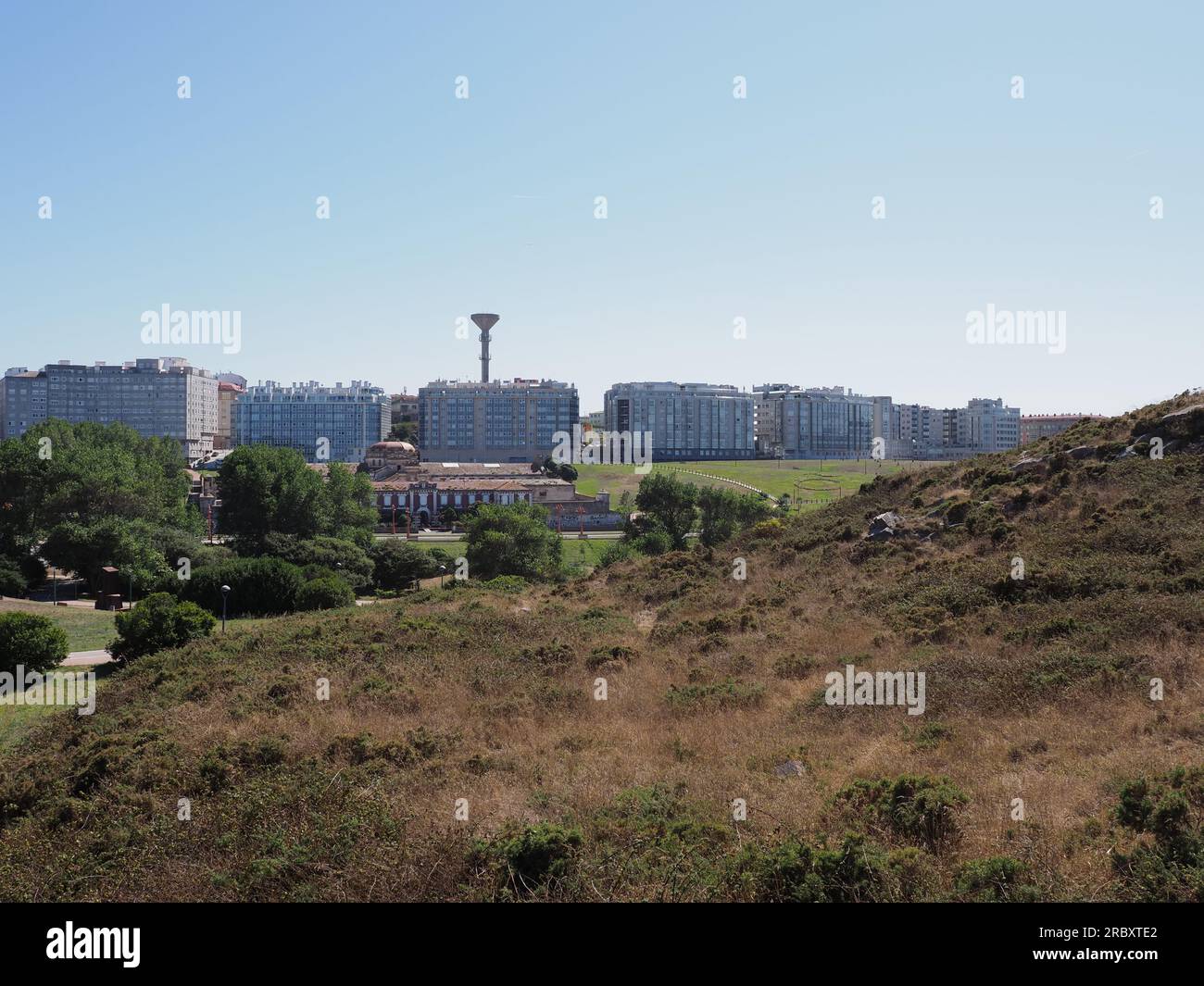 Panorama d'Une ville européenne de Corogne dans le district de Galice en Espagne, ciel bleu clair en 2019 chaude journée d'été ensoleillée en septembre. Banque D'Images