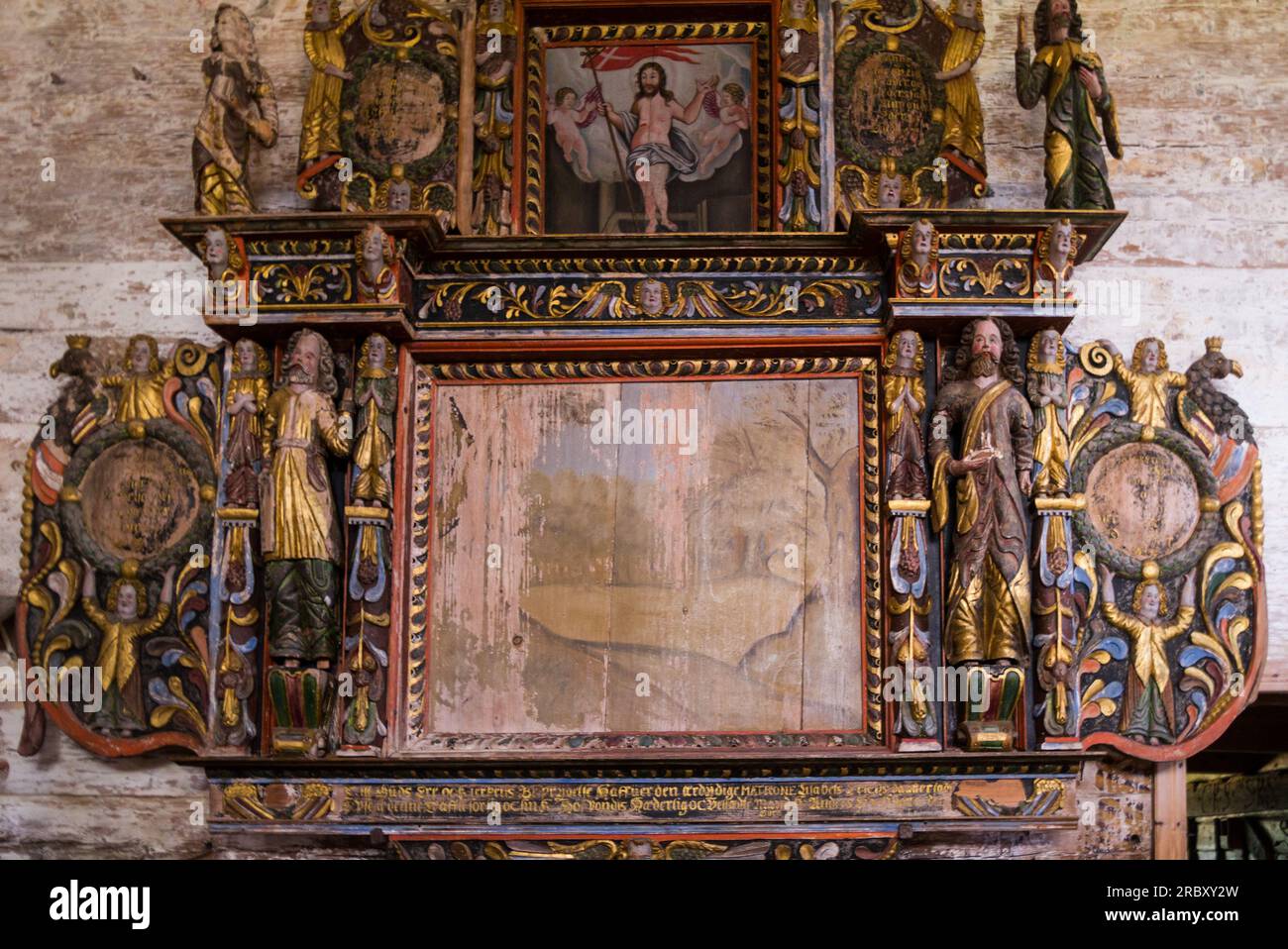 Élément religieux en bois à l'intérieur de l'église Kvernes Stave situé dans une belle région de la municipalité de Averøy dans le comté de Møre og Romsdal Norvège Europe Banque D'Images