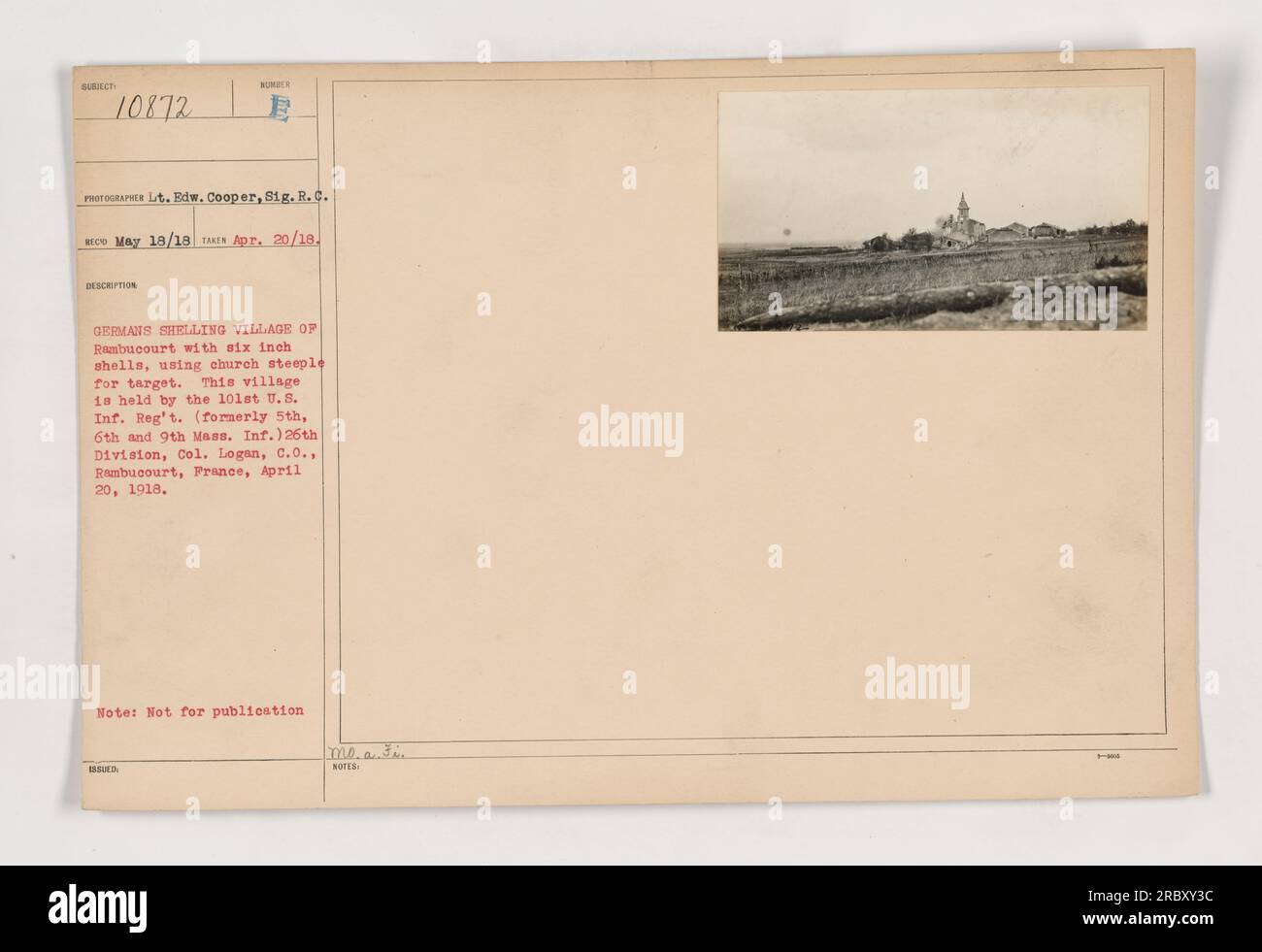 Une image des Allemands bombardant le village de Rambucourt en France pendant la première Guerre mondiale. Les Allemands utilisent des obus de six pouces et ciblent le clocher de l'église. Le village est tenu par le 101st U.S. Régiment d'infanterie et fait partie de la 26e division sous la direction du colonel Logan. La photographie a été prise le 20 avril 1918 par le lieutenant EDW. Cooper du signal corps. Remarque : non destiné à la publication. Banque D'Images