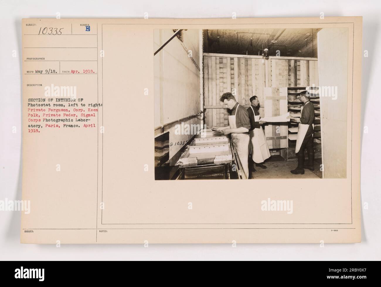 Soldat Ferguson, Corp. Keen Polk et le soldat FEDER vus dans la salle Photostat du signal corps Photographic Laboratory à Paris, France. Cette photographie a été prise en avril 1918 par Eco et a reçu le numéro de sujet 10335. Il fait partie de la collection émise par le signal corps en avril 1918. » Banque D'Images