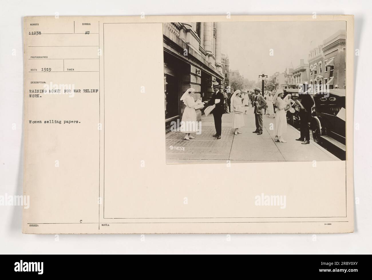 Femmes vendant des papiers pour collecter des fonds pour le travail de secours de guerre pendant la première Guerre mondiale Cette image a été prise en 1919 et fait partie d'une collection de photographies documentant les activités militaires américaines pendant la guerre. Banque D'Images