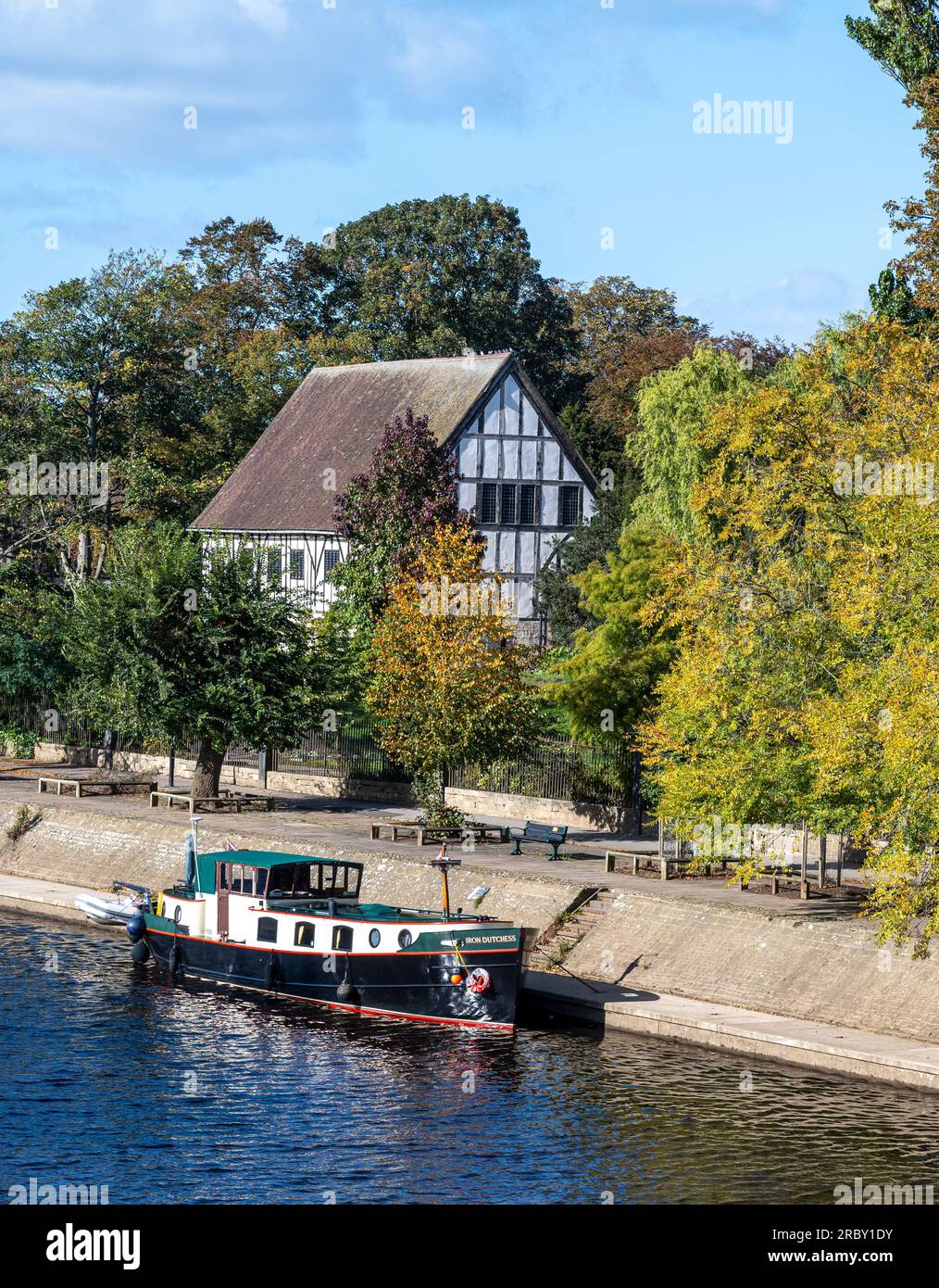 Une barge sur la rivière à York par un après-midi ensoleillé d'automne. Banque D'Images