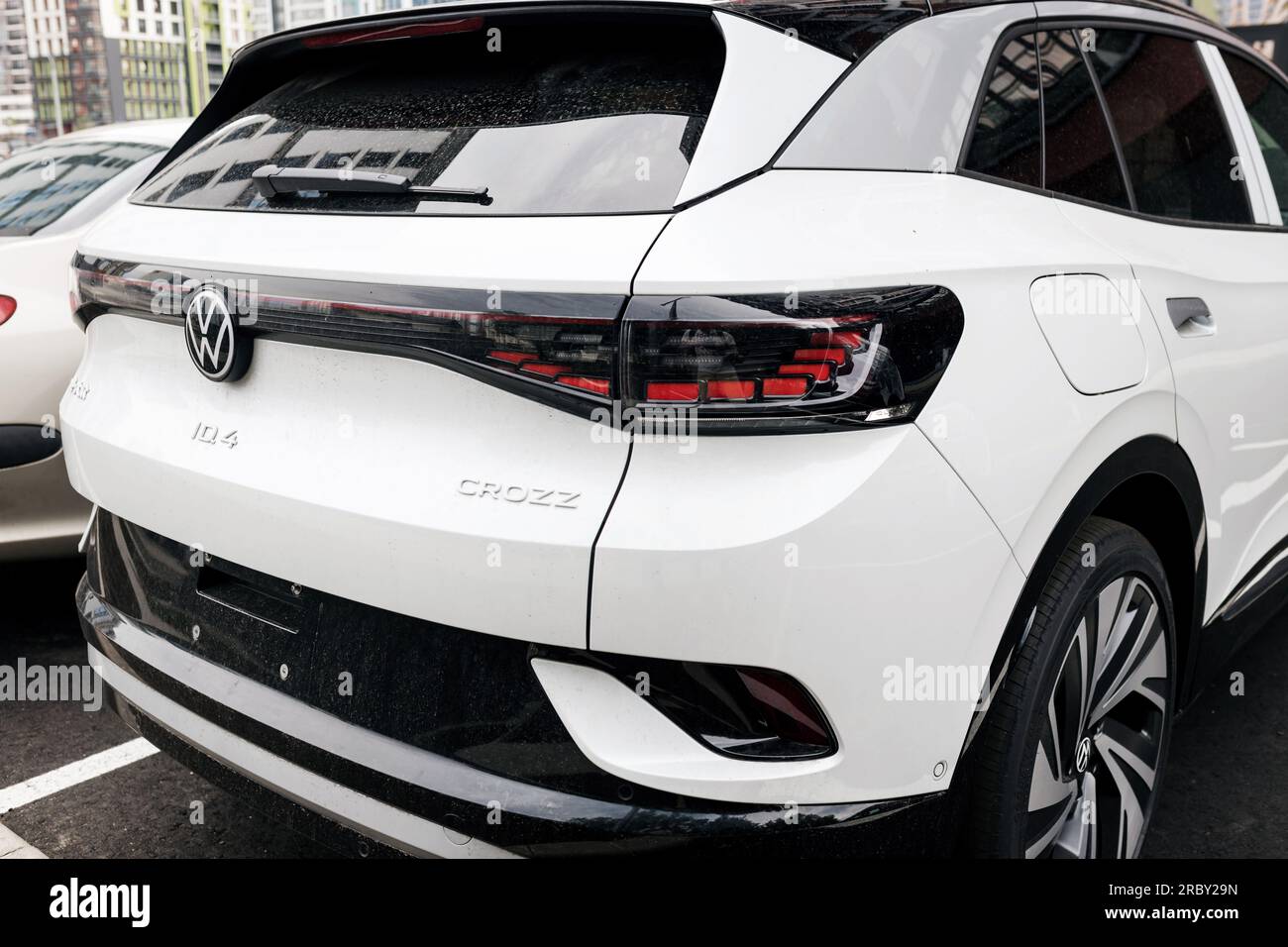 Minsk, Biélorussie, juillet 2023 - vue arrière Volkswagen ID4 VW logo emblème Banque D'Images