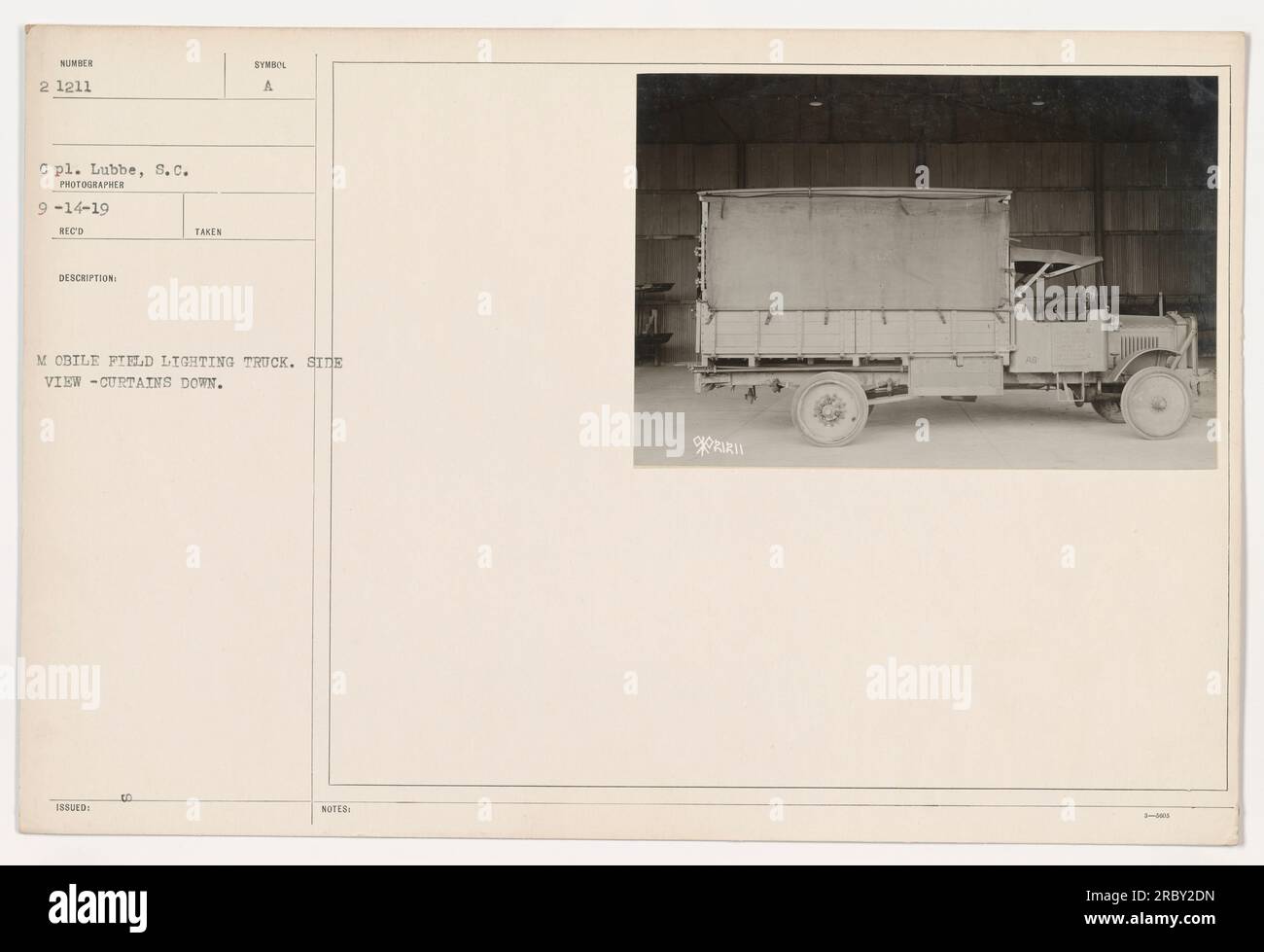 Image d'un camion d'éclairage mobile militaire américain pendant la première Guerre mondiale. La photographie montre une vue latérale du camion, avec ses rideaux abaissés. Prise par le photographe Lubbe le 14 septembre 1919. Il s'agit de l'image numéro 2,1211 de la collection. Banque D'Images