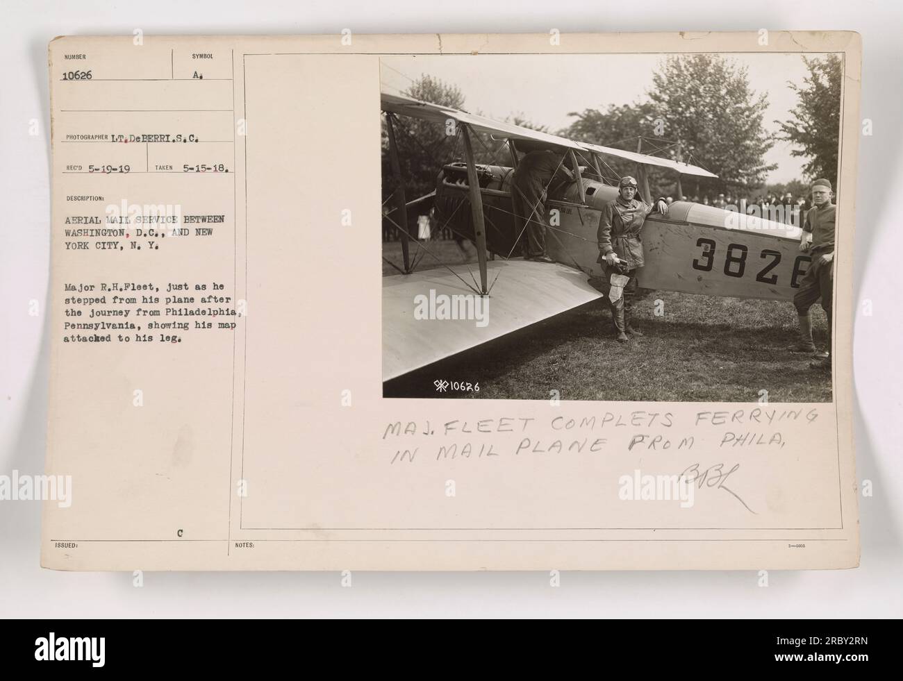 Le major R. H. Fleet est vu ici sortir de son avion après avoir terminé un voyage de service de courrier aérien de Philadelphie, Pennsylvanie à Washington, DC, et New York City, New York, New York Il peut être vu avec une carte attachée à sa jambe. Cette photographie a été prise le 15 mai 1918, dans le cadre des activités militaires américaines pendant la première Guerre mondiale. Banque D'Images