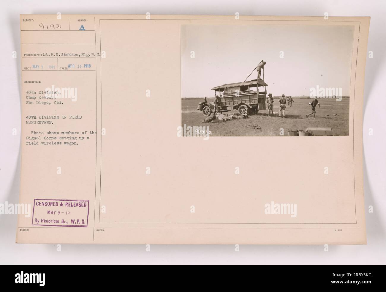 Les membres du signal corps installent un wagon sans fil de campagne lors de manœuvres militaires dans la 40e division au Camp Kearny, San Diego, Californie. La photographie a été prise par le lieutenant R.M. Jackson, signalant la signification de cette image a été approuvé par la branche historique. Banque D'Images