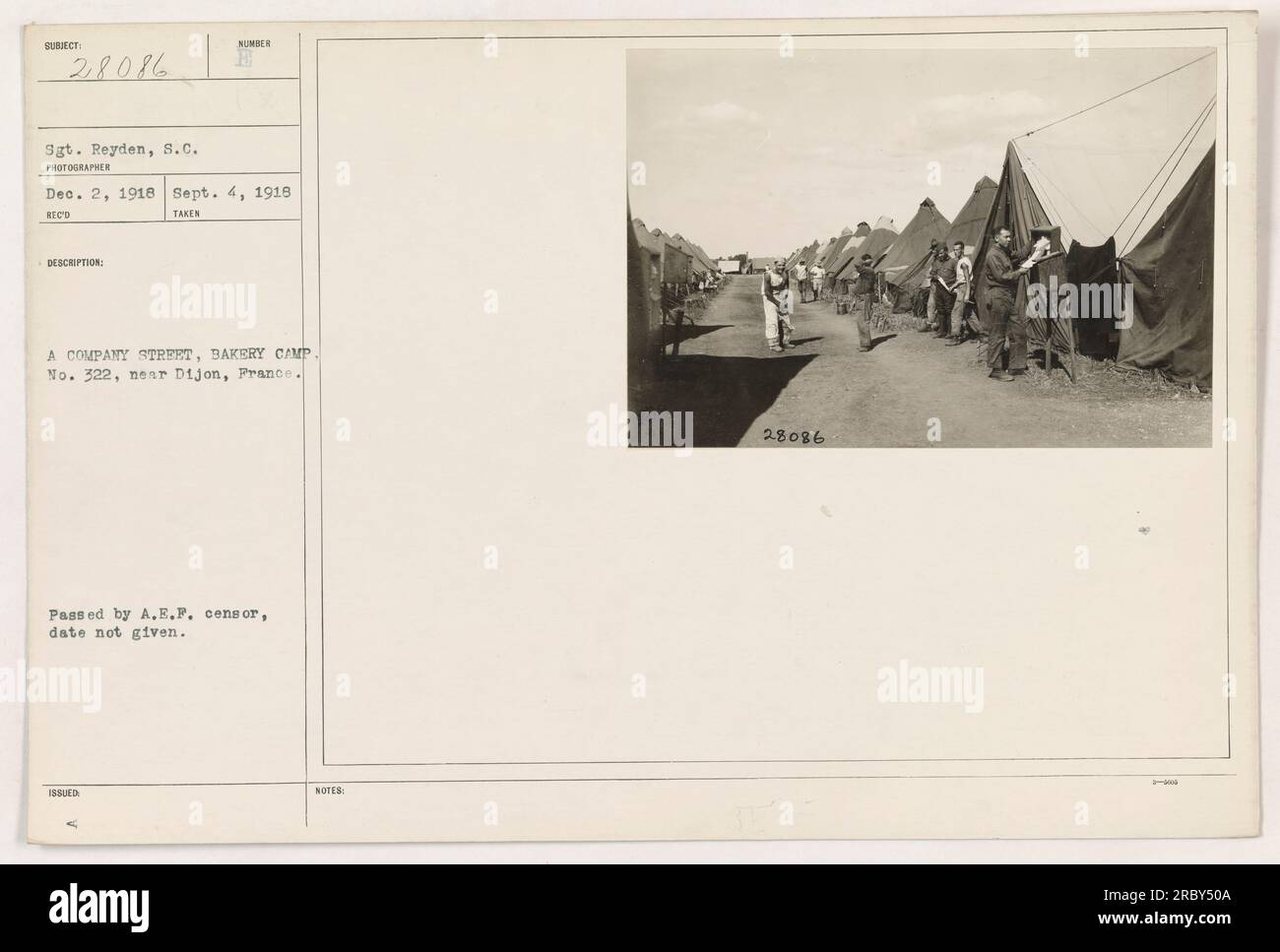 Sergent Reyden, s.c., dans Une rue de la Compagnie au Bakery Camp no 322 près de Dijon, France. La photographie a été prise le 4 septembre 1918. Cette image a été approuvée par le censeur de l'A.E.P. et est estampillée avec le numéro 28086. Aucune information supplémentaire n'est fournie. Banque D'Images