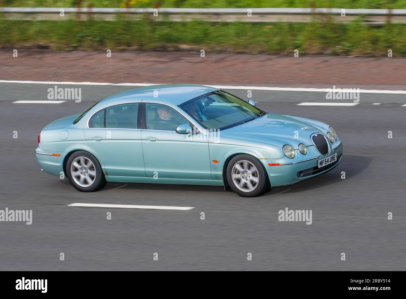 2004 Jaguar S-Type se Diesel Auto DT V6 argent British car Berline Diesel 2720 cm3 roulant à grande vitesse sur l'autoroute M6 dans le Grand Manchester, Royaume-Uni Banque D'Images