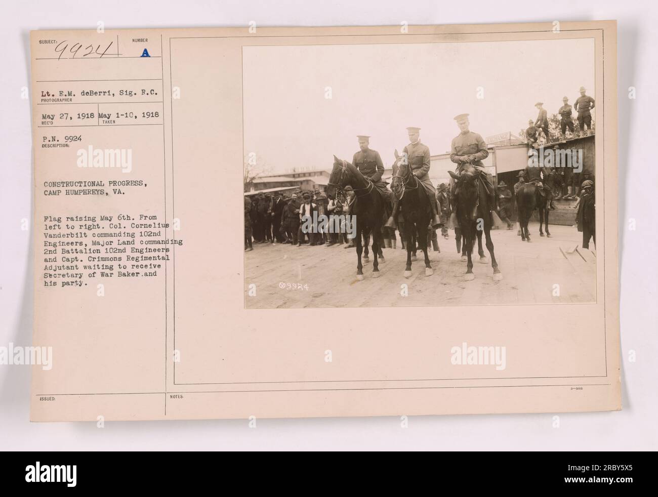 Progrès constructifs au camp Humphreys, Virginie. Une cérémonie de levée du drapeau a eu lieu le 6 mai. Sur la photo, le colonel Cornelius Vanderbilt, commandant le 102nd Engineers, le major Land commandant le 2nd Battalion 102nd Engineers, et le capitaine Crimmons, l'adjudant régimentaire, attendent de recevoir le secrétaire à la Guerre Baker et son groupe. La photo a été prise le 27 mai 1918. Banque D'Images Progrès constructifs au camp Humphreys, Virginie. Une cérémonie de levée du drapeau a eu lieu le 6 mai. Sur la photo, le colonel Cornelius Vanderbilt, commandant le 102nd Engineers, le major Land commandant le 2nd Battalion 102nd Engineers, et le capitaine Crimmons, l'adjudant régimentaire, attendent de recevoir le secrétaire à la Guerre Baker et son groupe. La photo a été prise le 27 mai 1918. Banque D'Images