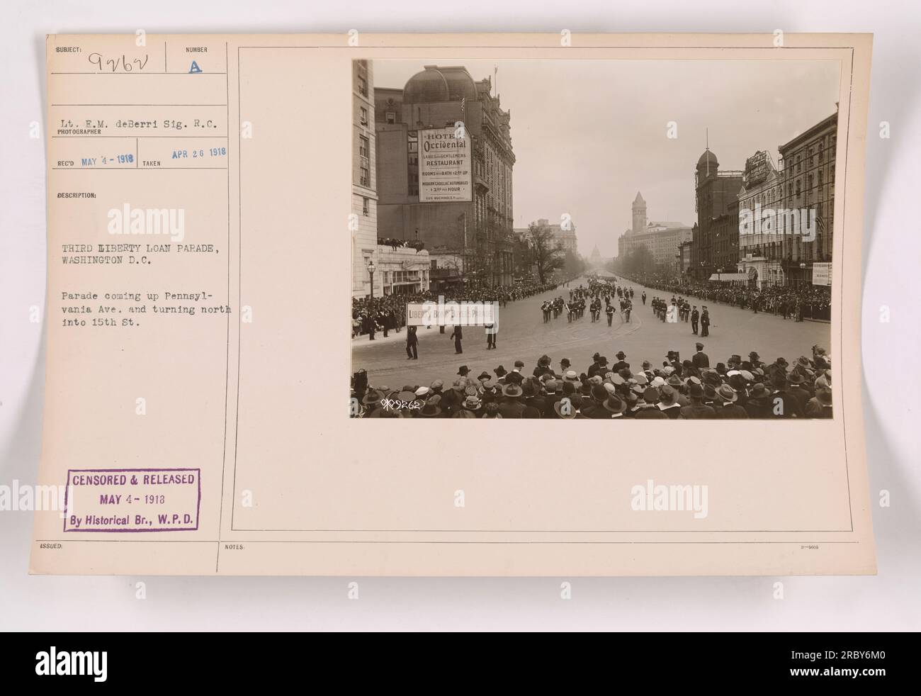 Soldats et civils marchant lors de la troisième Liberty Loan Parade à Washington D.C. le 26 avril 1918. Le défilé est vu se déplacer vers le haut de Pennsylvania Avenue et tourner vers le nord dans la 15th Street. L'image a été prise par le lieutenant F.M. deBerri et publiée le 4 mai 1918 par la branche historique de la Division des plans de guerre. La photographie est censurée. Banque D'Images