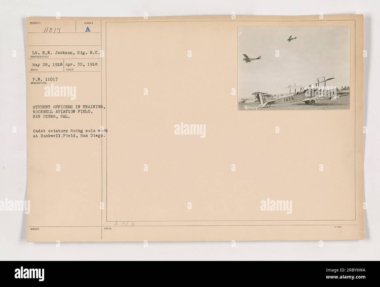 Étudiants officiers en formation à Rockwell Aviation Field à San Diego, Californie. Des aviateurs cadets vus faire du travail solo sur le terrain. Lieutenant E.N. Jackson et le photographe A. May ont capturé cette image le 30 avril 1918. La photographie a été reçue et numérotée sous le numéro de pièce 11017 et publiée sous le numéro image 1628. Banque D'Images