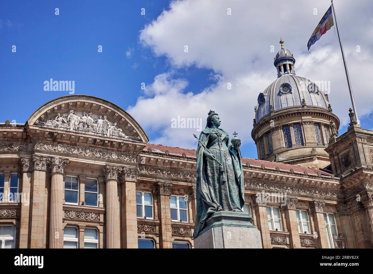 Statue de la Reine Victoria Birmingham sur le fond de la Maison du Conseil Victoria Square Angleterre Royaume-Uni Banque D'Images