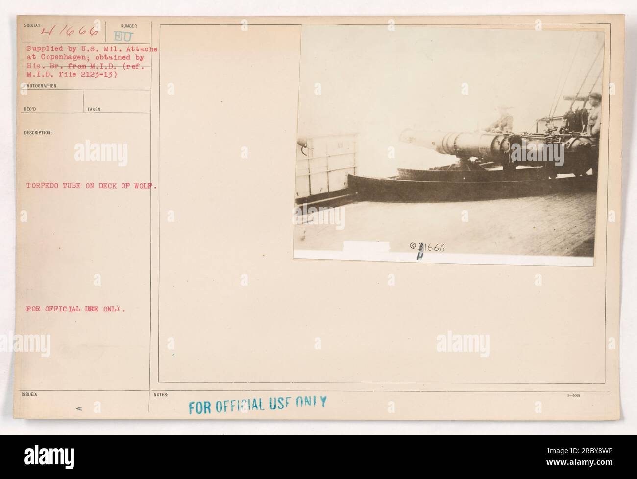 Photographie d'un tube torpille sur le pont du navire américain USS Wolf. Cette image a été obtenue par les États-Unis Attaché militaire à Copenhague et reçu par l'intermédiaire du Bureau d'information militaire de sa Majesté britannique. La photo est marquée comme «pour usage officiel seulement» avec le numéro de référence 31666. Banque D'Images