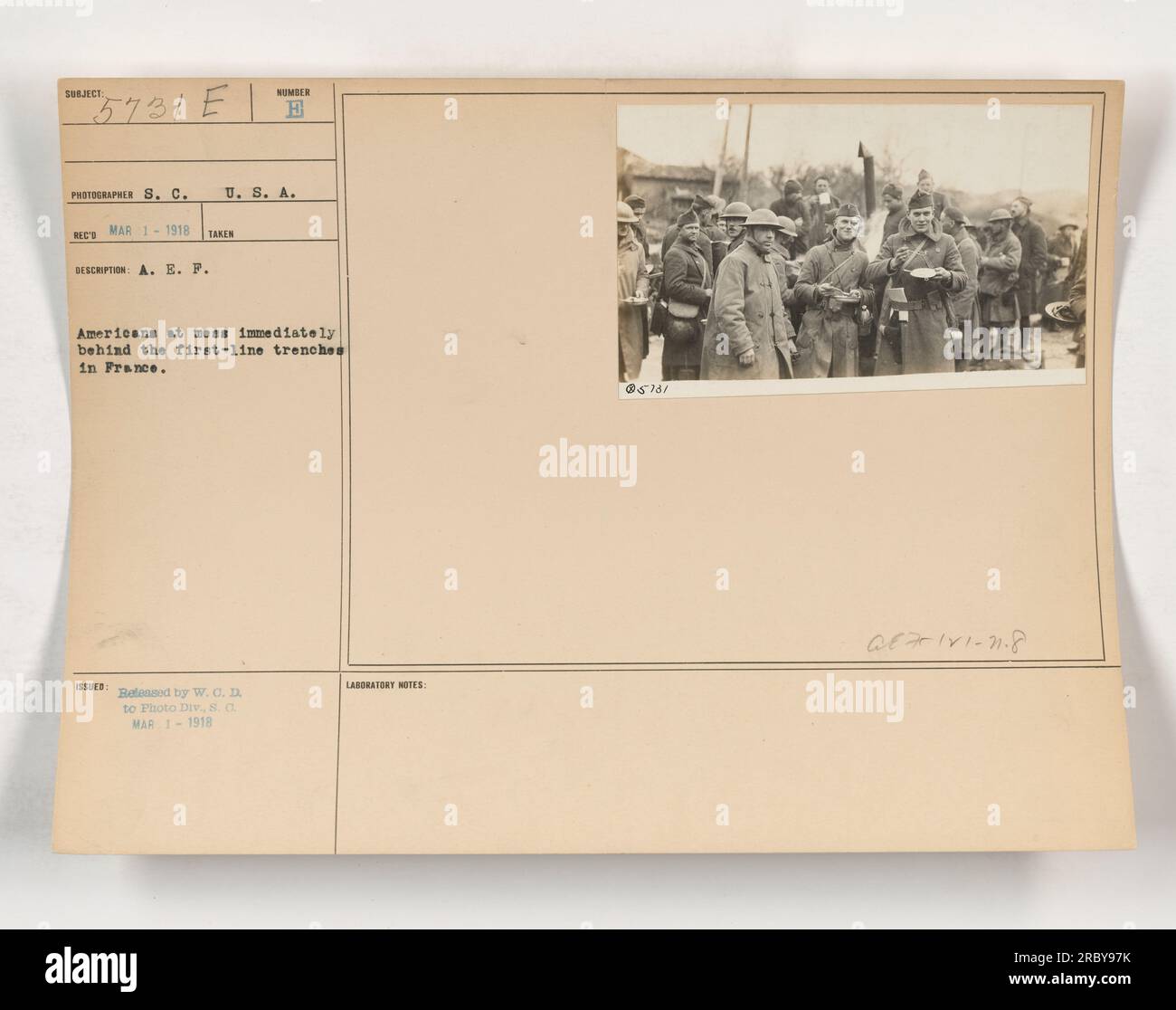 Soldats américains mangeant un repas dans un mess situé derrière les tranchées de première ligne en France pendant la première Guerre mondiale. Prise le 1 mars 1918 et attribuée au photographe S. C. Reco. Les notes de laboratoire indiquent qu'il a été reçu par la Division photo du 8th signal corps le même jour. Banque D'Images