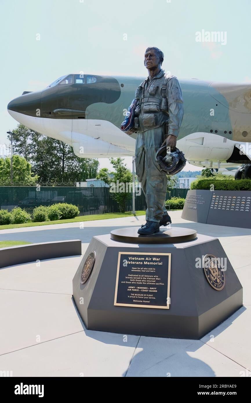 Statue de l'aviateur du Vietnam à côté du B-52G Stratofortress 59-2584 Midnight Express bombardier stratégique à longue portée Museum of Flight Seattle Washington State USA Banque D'Images
