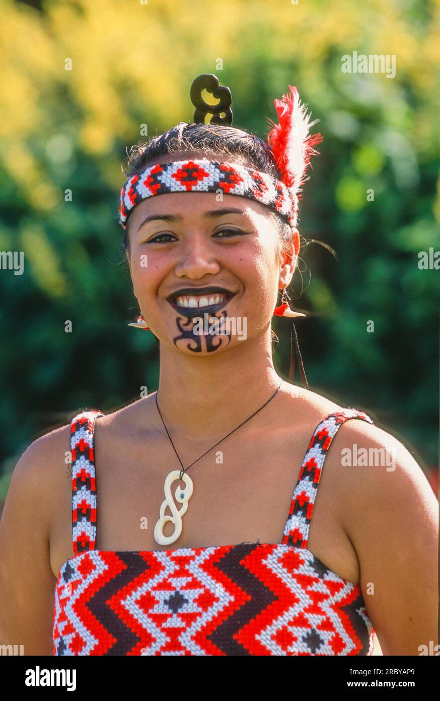 Femme maorie en tenue traditionnelle, Rotorua, Nouvelle-Zélande, sud-ouest de l'océan Pacifique Banque D'Images