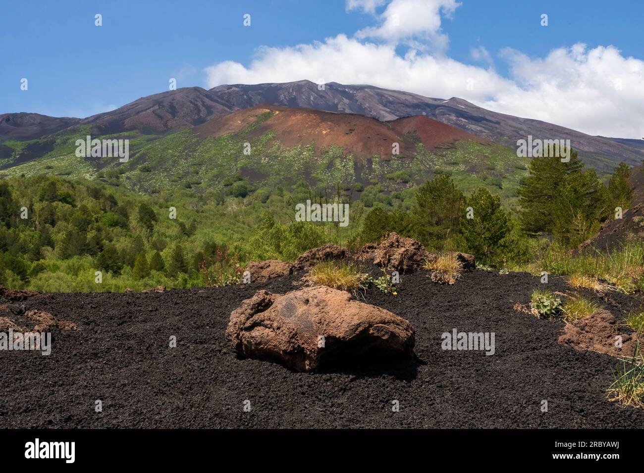 Mont Etna, Sicile avec cendres volcaniques et bombe de lave au premier plan Banque D'Images