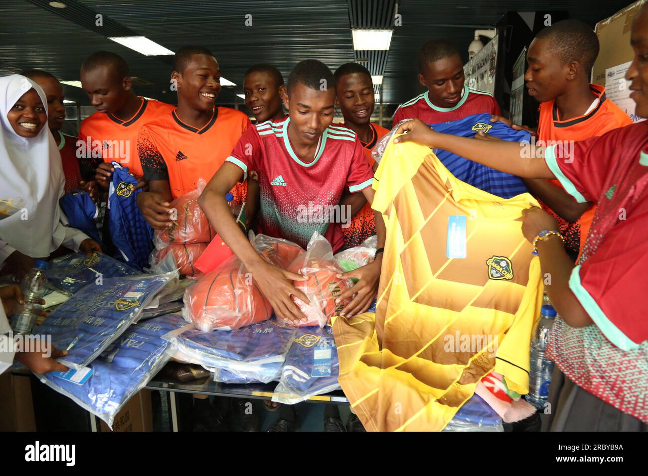 Dar es Salaam, Tanzanie. 10 juillet 2023. Les athlètes tanzaniens découvrent les équipements sportifs donnés par la Chine lors de la cérémonie de remise des commandes à Dar es Salaam, en Tanzanie, le 10 juillet 2023. Lundi, la Chine a fait don d’équipements sportifs à la Tanzanie pour motiver les jeunes à développer leurs talents. Crédit : Herman Emmanuel/Xinhua/Alamy Live News Banque D'Images