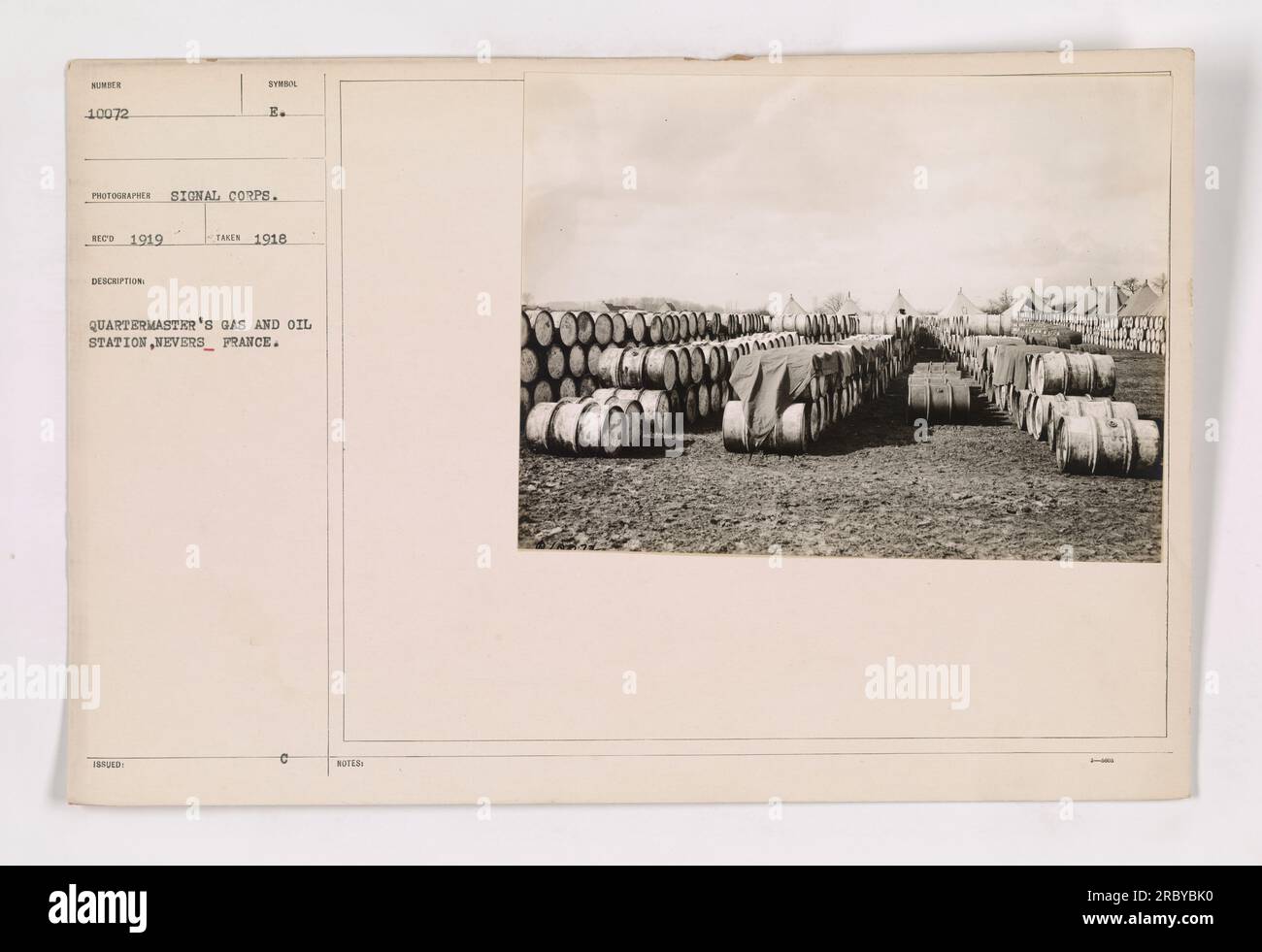 Photographie montrant la station de gaz et de pétrole du quartier maître à Nevers, en France, pendant la première Guerre mondiale. Cette station fournissait du carburant et des fournitures à l'armée américaine. La photo a été prise en 1918 et a été classée sous le numéro 10072 par le signal corps. Cette image fait partie de la collection connue sous le nom de « photographies des activités militaires américaines pendant la première Guerre mondiale ». Banque D'Images