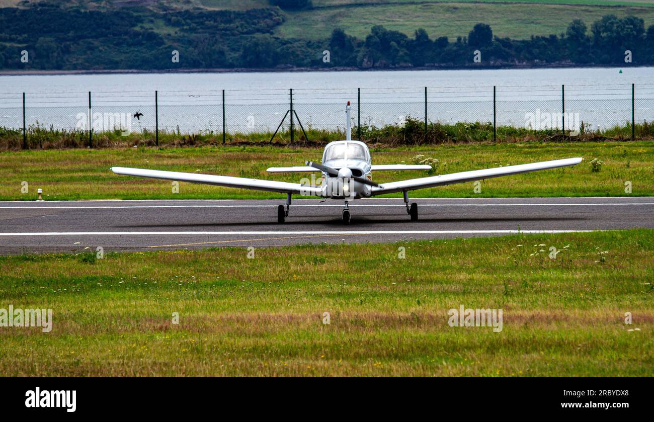 Avion privé G-BPFH Piper PA-28-16 Warrior II atterrissant à l'aéroport Dundee Riverside, en Écosse Banque D'Images