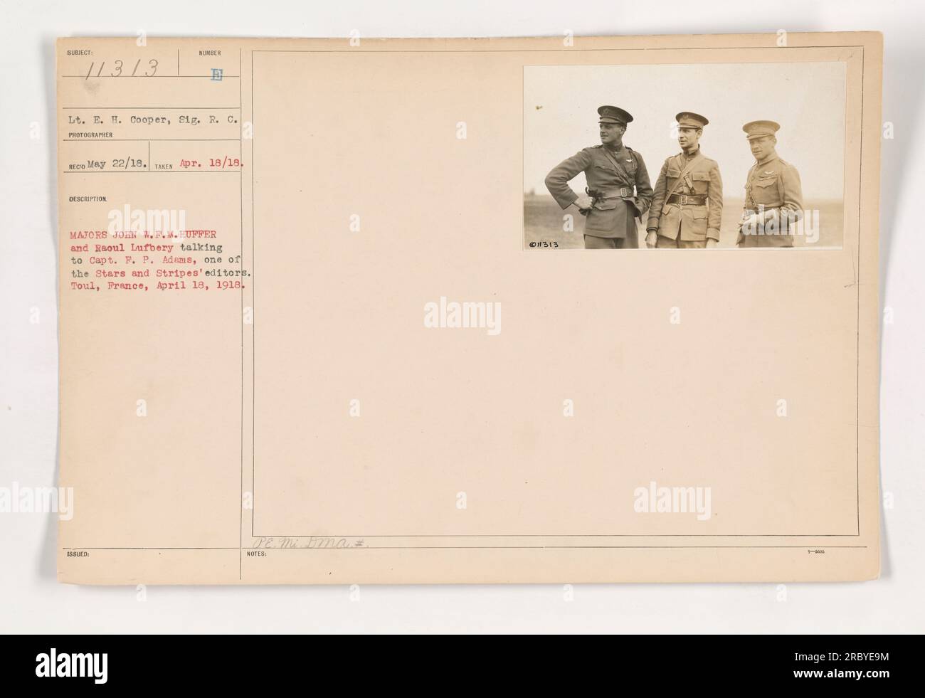 Majors John W.F.M. Hupper et Raoul Lufbery discutent avec le capitaine F. P. ADEME, rédacteur en chef du journal Stars and Stripes. Cette photographie a été prise à Toul, France, le 18 avril 1918. Banque D'Images