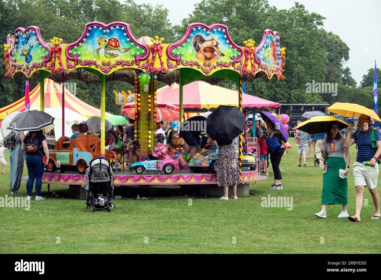 Carrousel pour enfants à une foire amusante, St Margaret's Fair, twickenham, Angleterre Banque D'Images