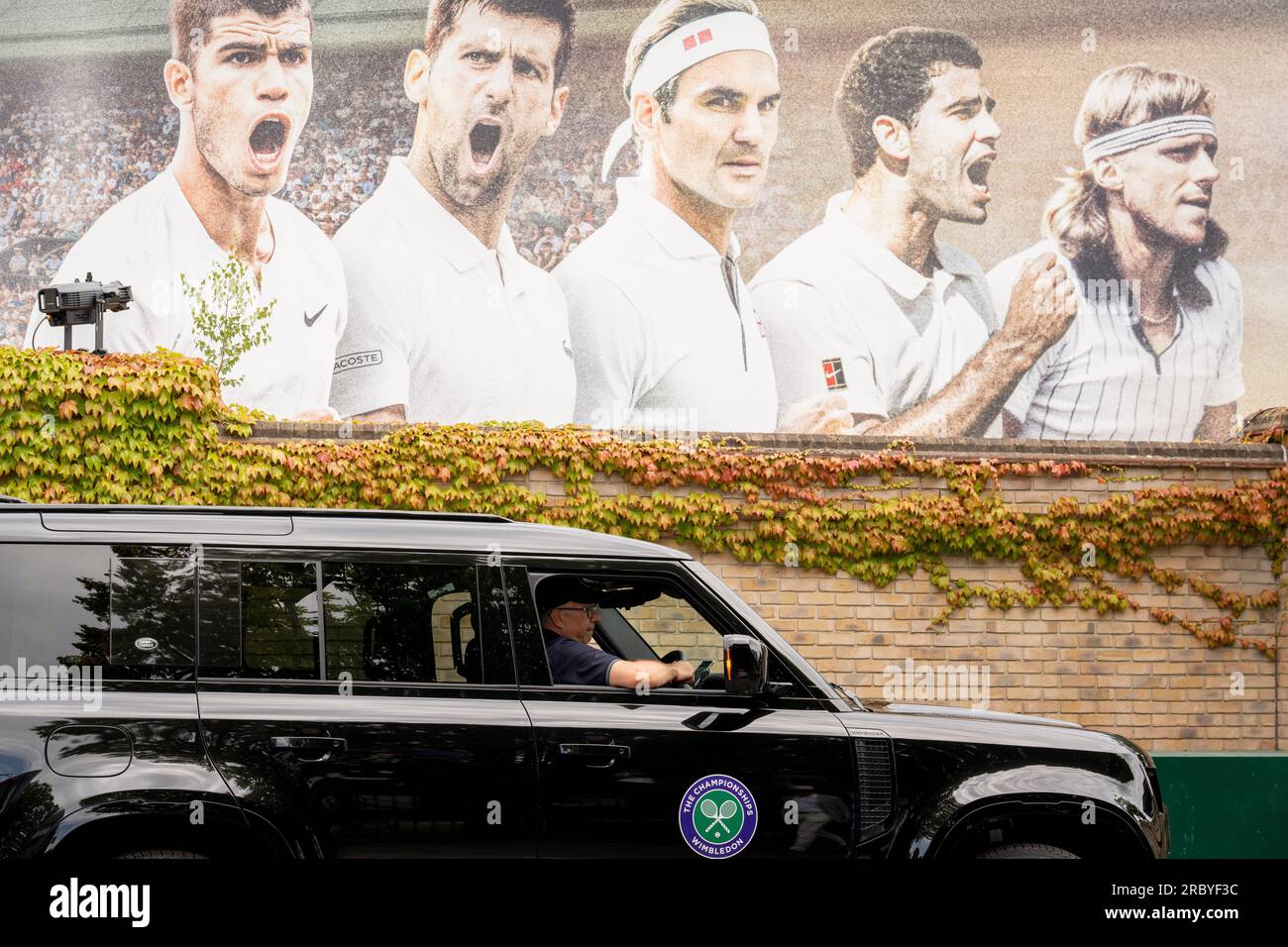 Un pilote officiel du championnat de Wimbledon passe sous les visages des anciens champions masculins lors des championnats de tennis de Wimbledon qui ont lieu chaque année dans le sud de Londres, le 11 juillet 2023, à Londres, en Angleterre. Banque D'Images