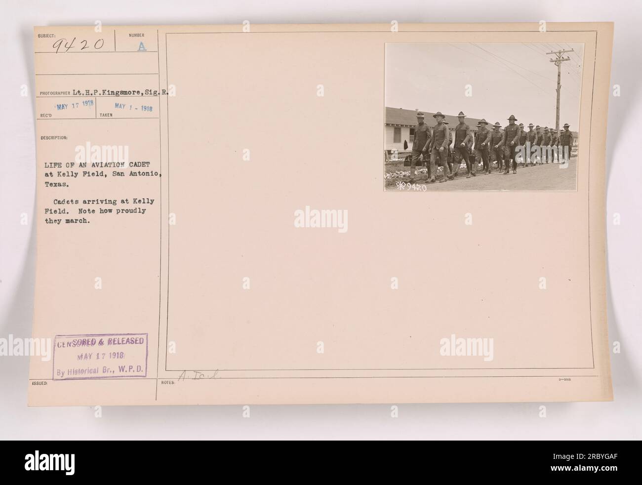 Des cadets arrivent à Kelly Field à San Antonio, Texas. La photographie a été prise le 1 mai 1918 et montre la vie d'un cadet de l'aviation. L'image représente les cadets marchant fièrement. Il a été censuré et publié le 17 mai 1918 par la branche historique de W.P.D. (Division des plans de guerre), avec le code d'identification 111-SC-9420. Banque D'Images