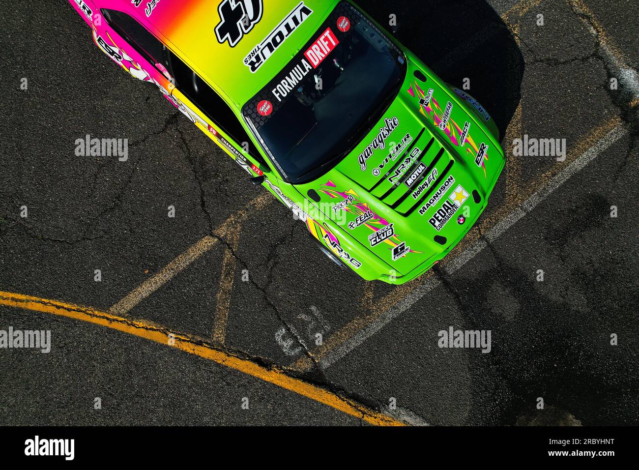 Photographie aérienne par drone d'une voiture E36 Formula Drift au FDNJ Raceway Park à Englishtown, New Jersey Banque D'Images