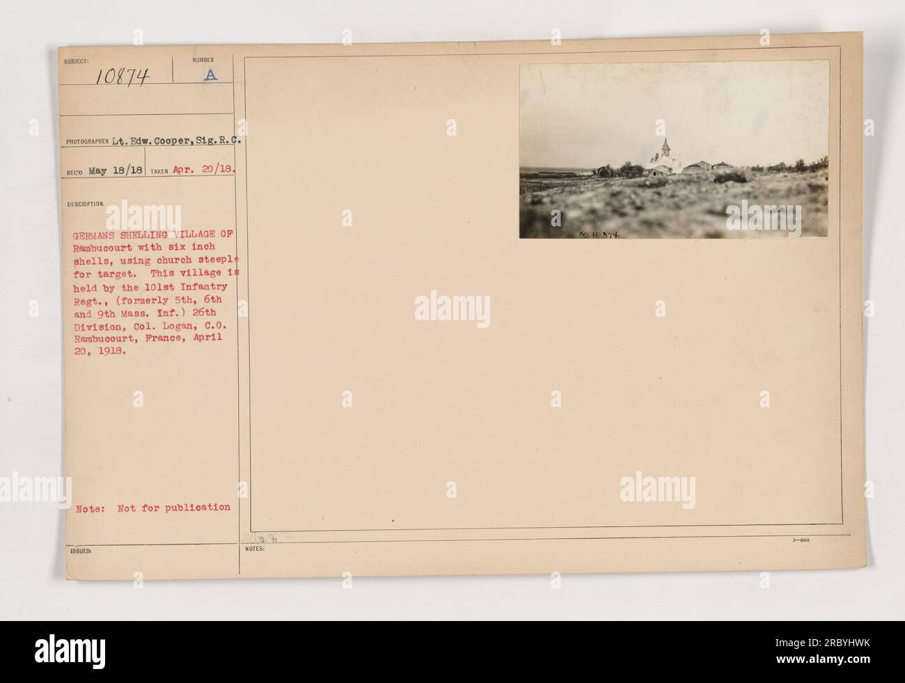 Légende de l'image : les Allemands bombardent le village de Rambucourt avec des obus de six pouces, ciblant un clocher d'église. Le village est tenu par le 101e régiment d'infanterie de la 26e division, sous le commandement du colonel Logan. Photographié par le lieutenant Edward Cooper, signal Reserve corps le 20 avril 1918 à Rambucourt, France. Remarque : ne pas publier. Banque D'Images