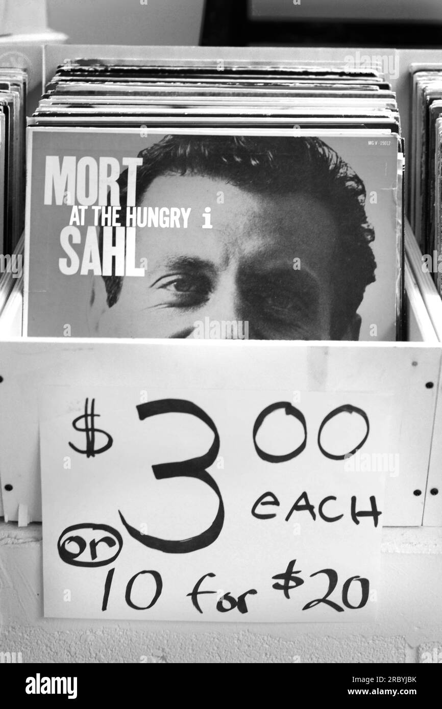 Un exemplaire de l'album de 1960 'sort Sahl at the Hungry I' à vendre dans un magasin d'antiquités à Abingdon, en Virginie. Banque D'Images