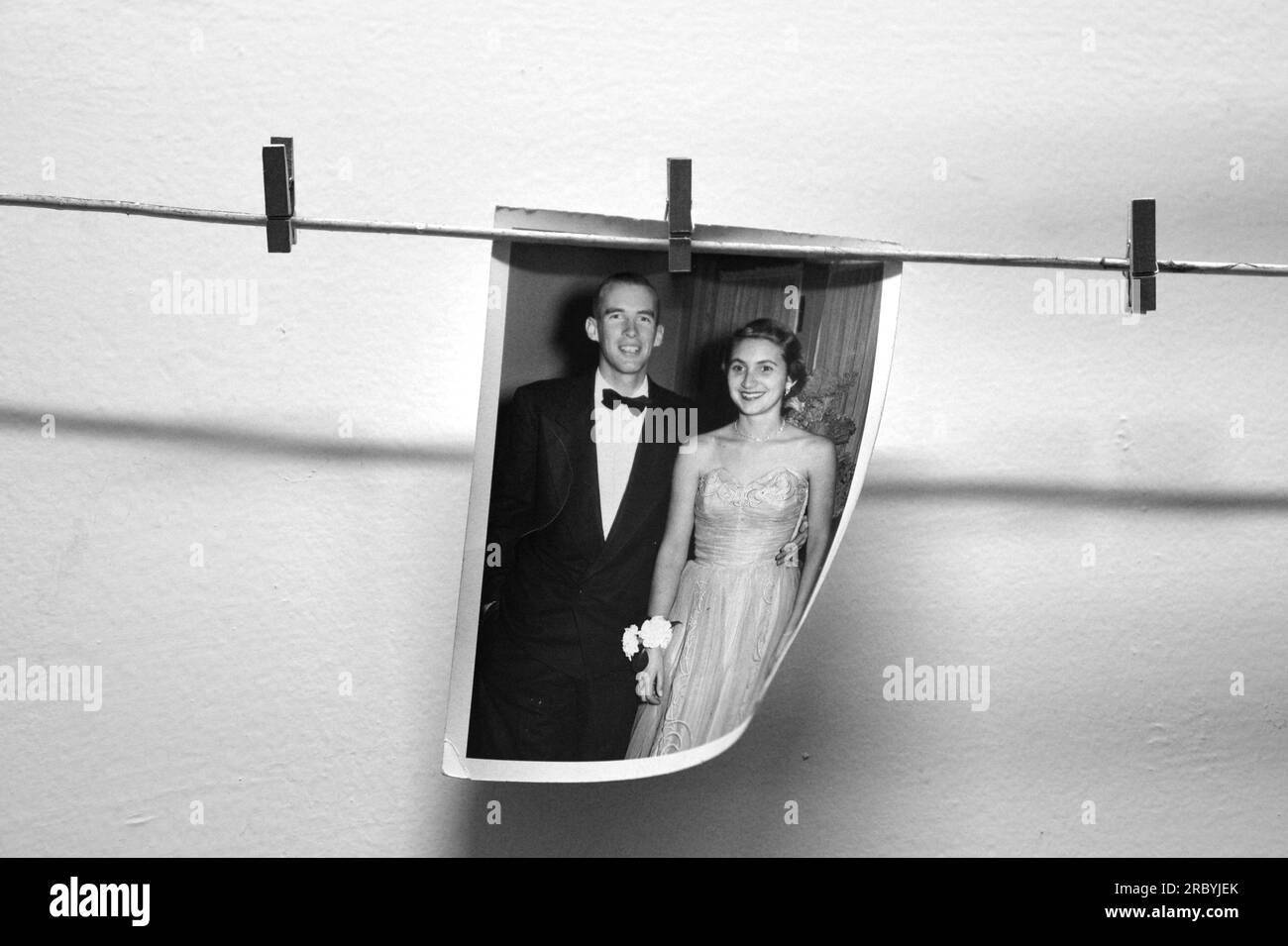 Un portrait de bal de 1950s d'un jeune couple américain habillé officiellement à vendre dans un magasin d'antiquités. Banque D'Images