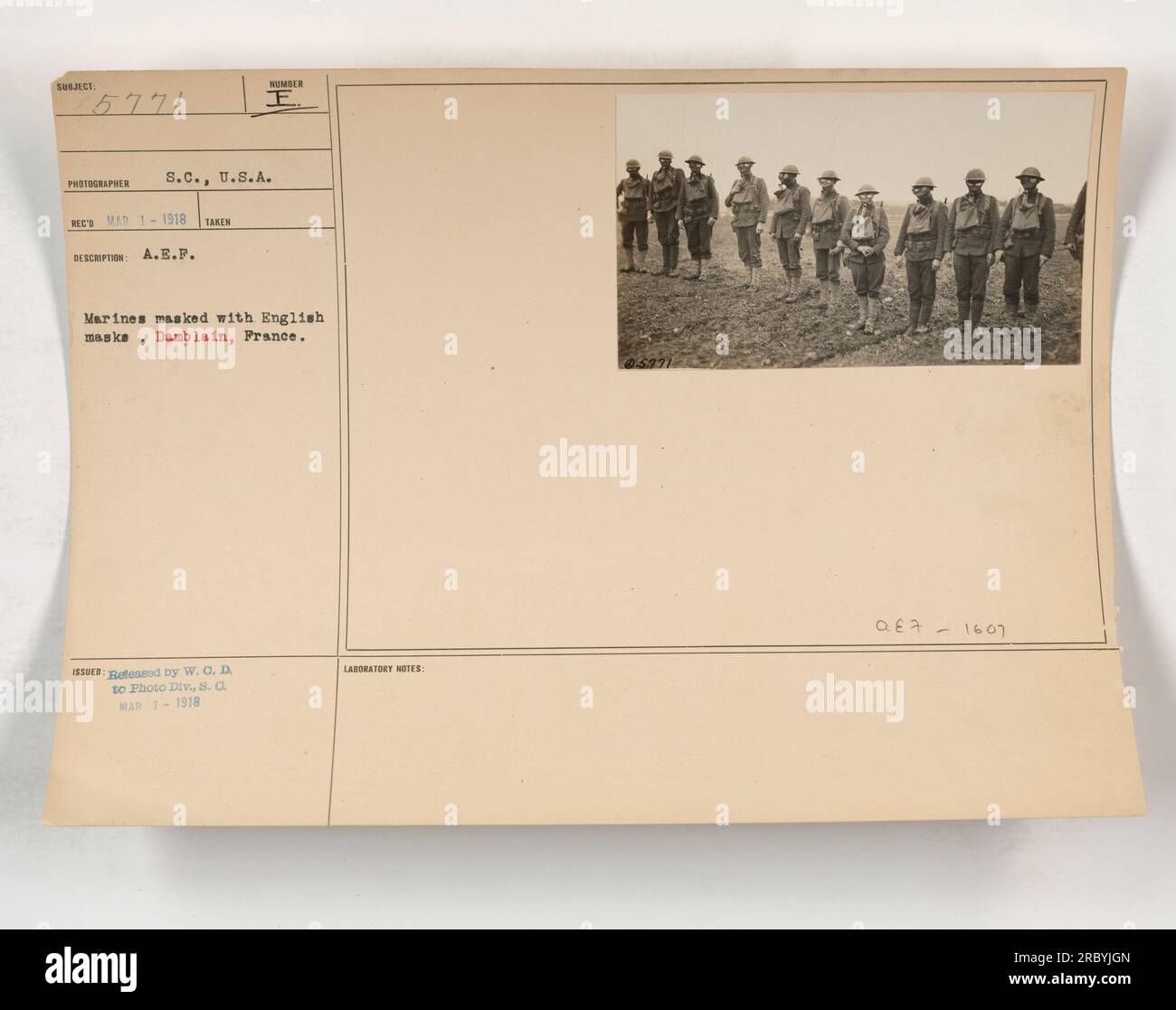 Marines portant des masques anglais à Damblain, France pendant la première Guerre mondiale La photo a été prise en 1918 et reçue par les États-Unis Le 1 mars, il a été renvoyé à la Division photo. Les notes de laboratoire indiquent que l'image a été marquée comme QE7 - 1607. Banque D'Images