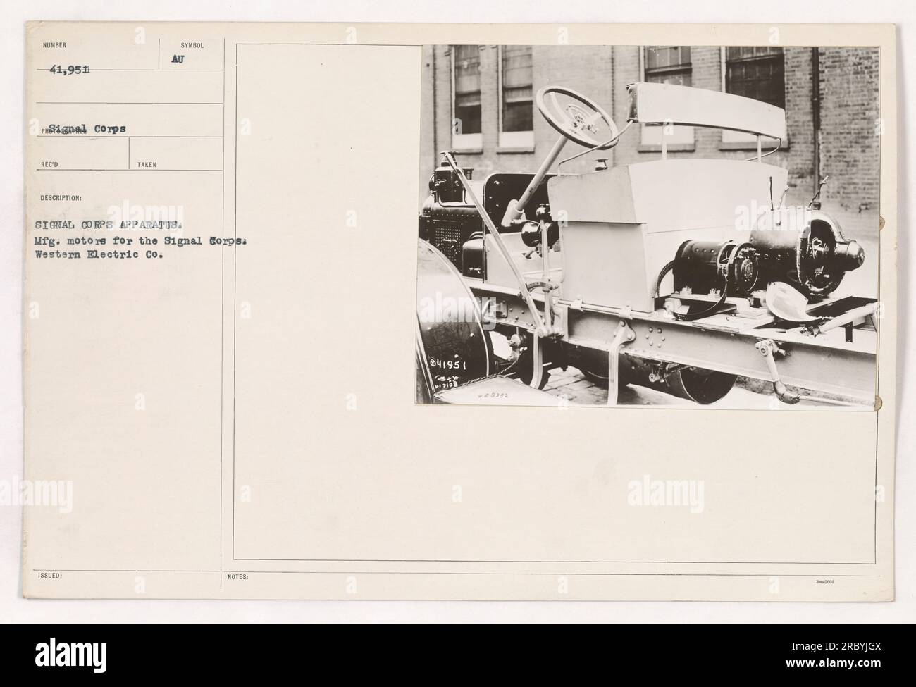 Cette photographie représente un appareil signal corps fabriqué par la Western Electric Co. Pendant la première Guerre mondiale. L'appareil est soigneusement inspecté pour l'assurance de la qualité avant d'être délivré pour un usage militaire. Banque D'Images