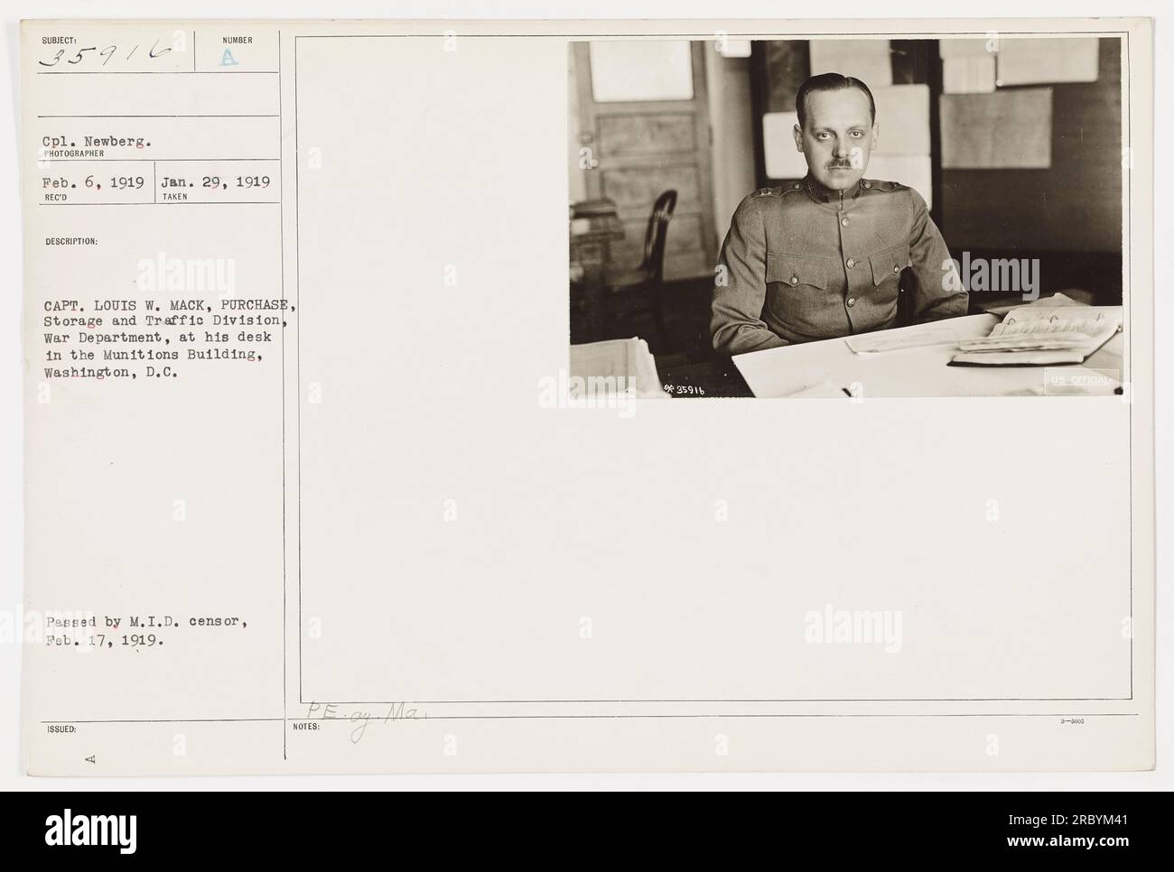Le caporal Newberg assiste le capitaine Louis W. Mack au munition Building, Washington, D.C. La photo a été prise le 29 janvier 1919. Adopté par M.I.D. Censor le 17 février 1919. Banque D'Images